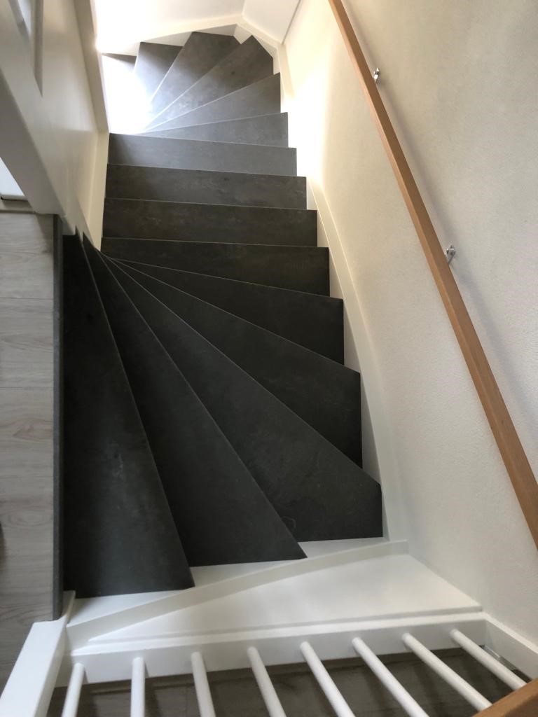 Vinyl betonlook traprenovatie donkergrijs met eiken leuning.jpg