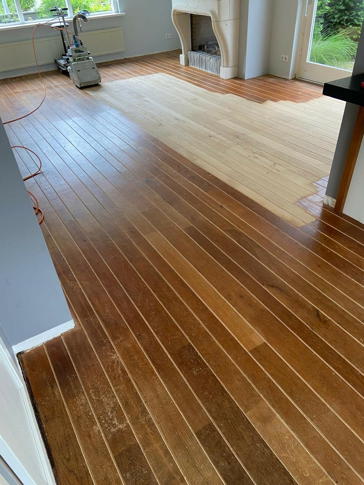 Donker verkleurd vergeeld eiken schuren en naturel blank afwerken Natural Monocoat Zaltbommel Bruchem.jpg