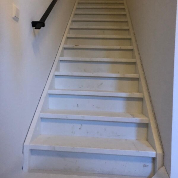 Rechte nieuwbouwtrap bouwtrap wordt eiken Z-trap bloktrap in Utrecht.jpg