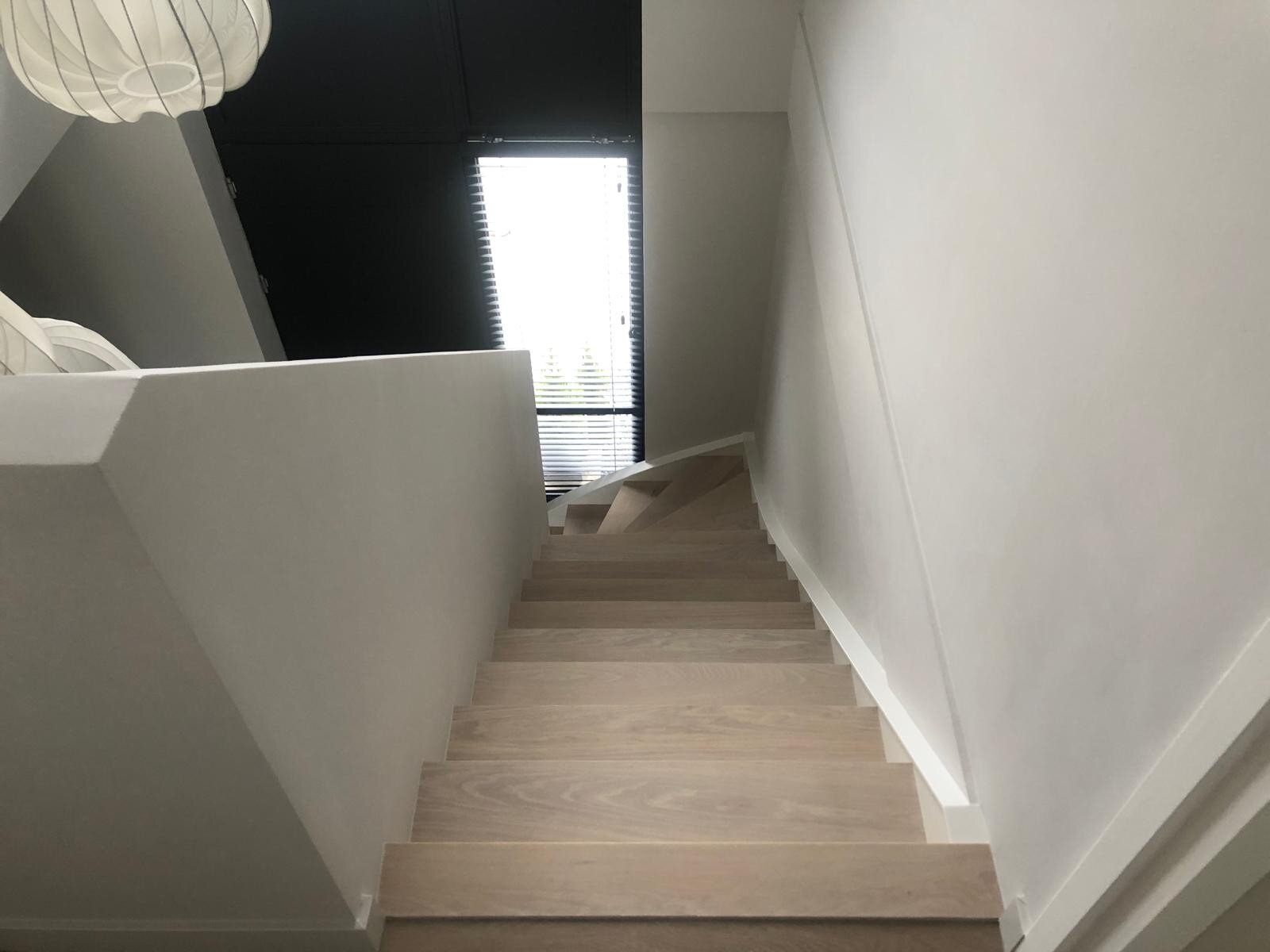Eiken Z-trap door overzettreden, traprenovatie, bloktrap, Z-treden, bloktreden, nieuwbouwwoning, modern.jpg