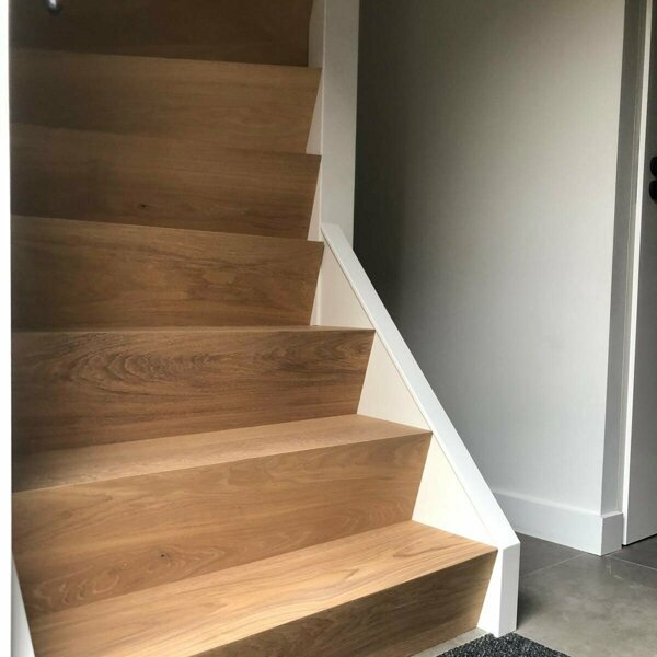 Voorheen open trap wordt dichte eiken Z-trap Waalwijk Rosmalen Den Bosch modern strak interieur.jpg
