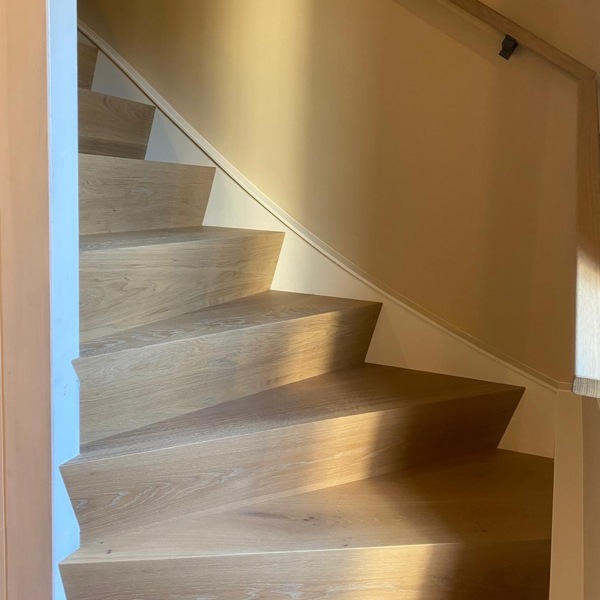 Eiken Z-trap bloktrap door traprenovatie in Berkel-Enschot brabant.JPG