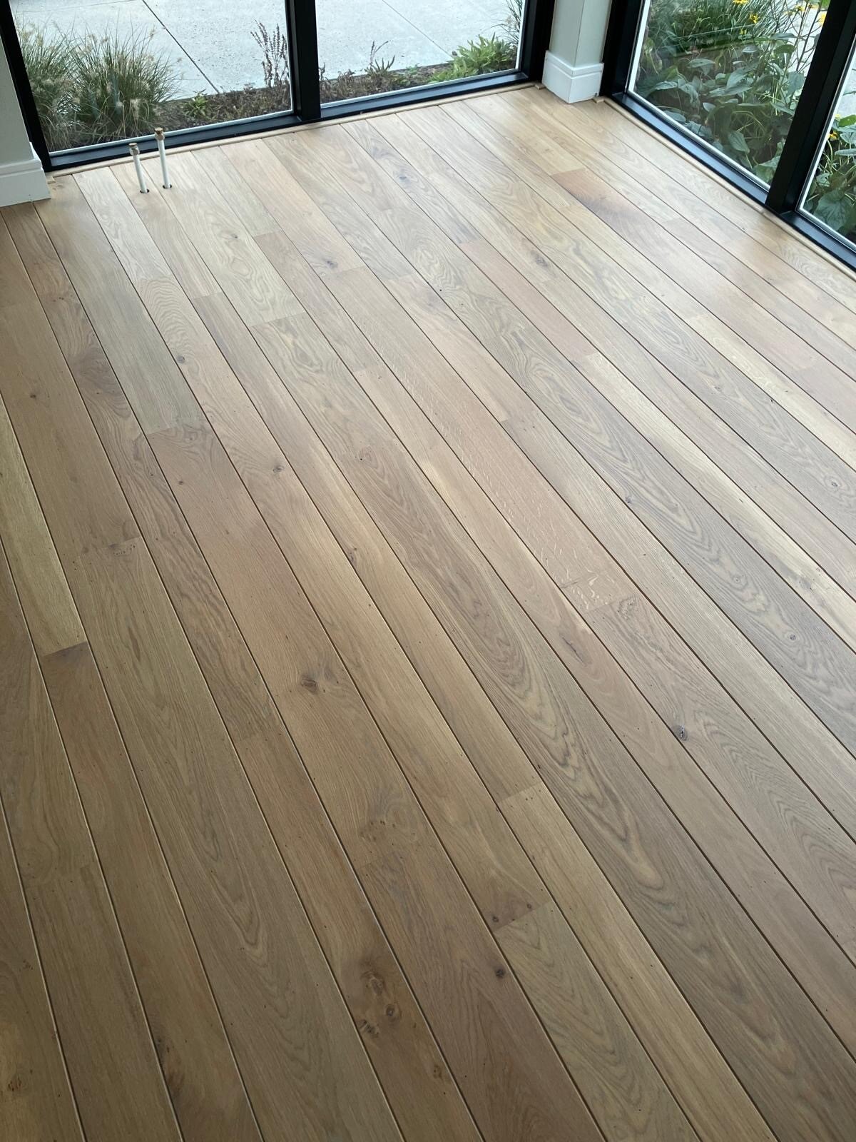 Vertand aanhelen, bijleggen van de vloer, na verbouwing, verwijderen van convectorput, convectorputrooster, repareren van de vloer, eiken vloer schuren en oliën Gorinchem Utrecht Den Bosch.jpg