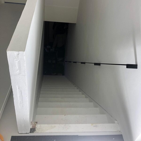 Nieuwbouwtrap wordt eiken Z-trap met stalen leuning in Utrecht.jpg