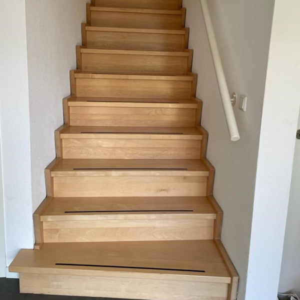 Oude beuken trap wordt bekleed met eiken Z-vormige overzettreden modern whitewash nieuwe leuning.jpg