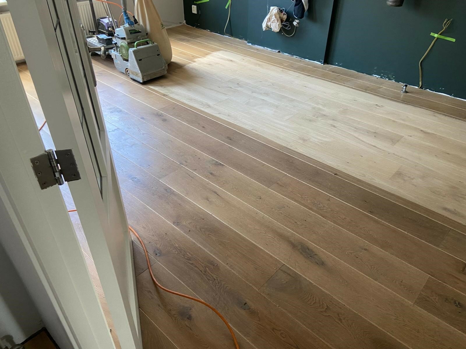 Eiken vloer schuren en in lichte kleur oliën Waalwijk Elshout massief eiken met v-groef.jpg