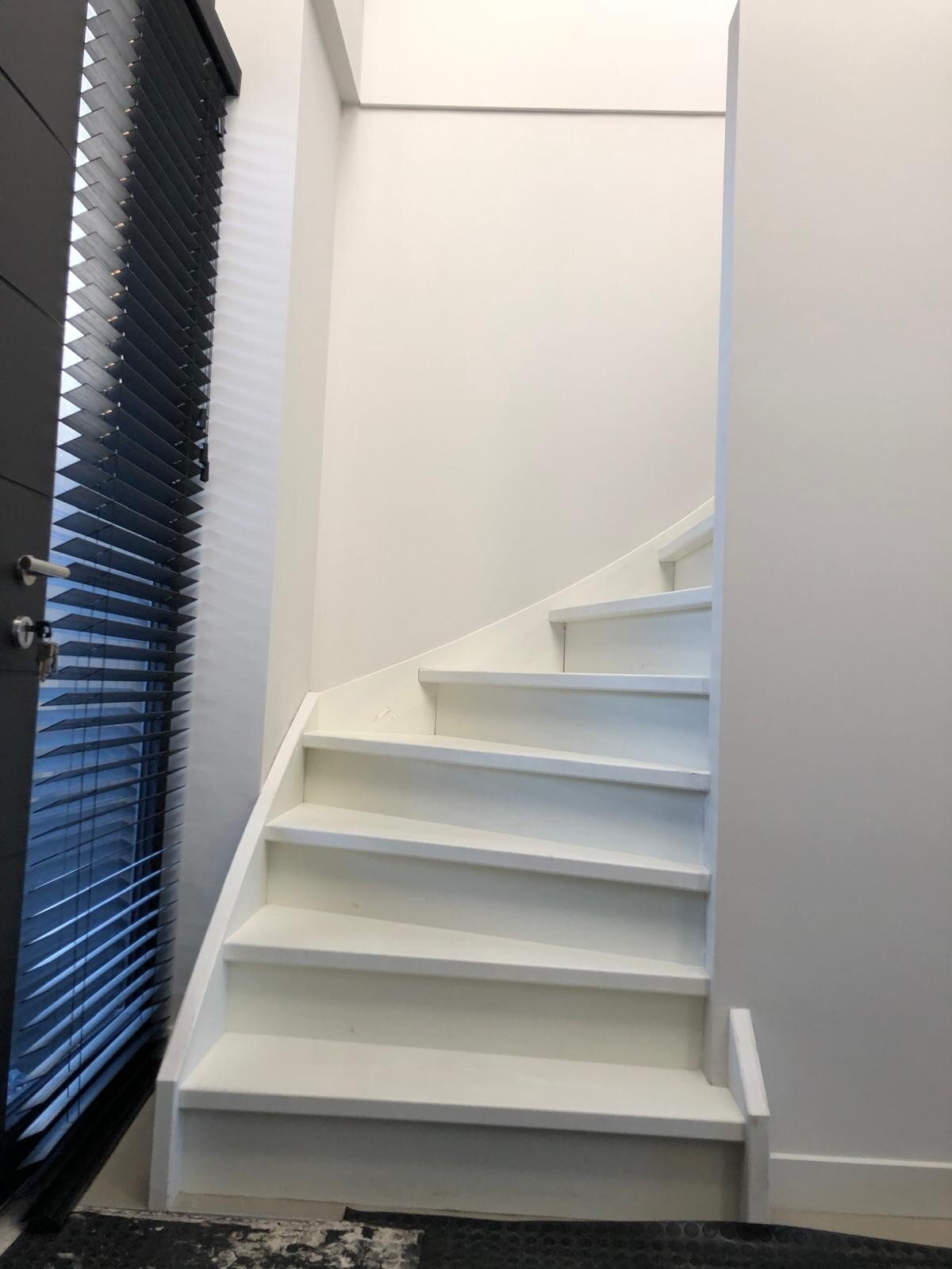 Eiken Z-trap met whitewash traprenovatie met muurtje, balustrade, moderne traprenovatie.jpg