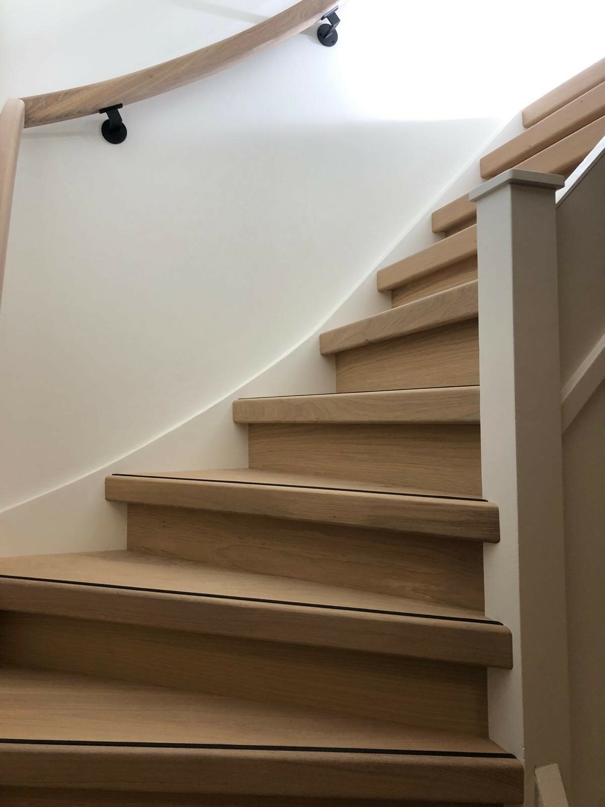 Eiken traprenovatie treden stootborden leuning antislip vakwerk brabant.jpg