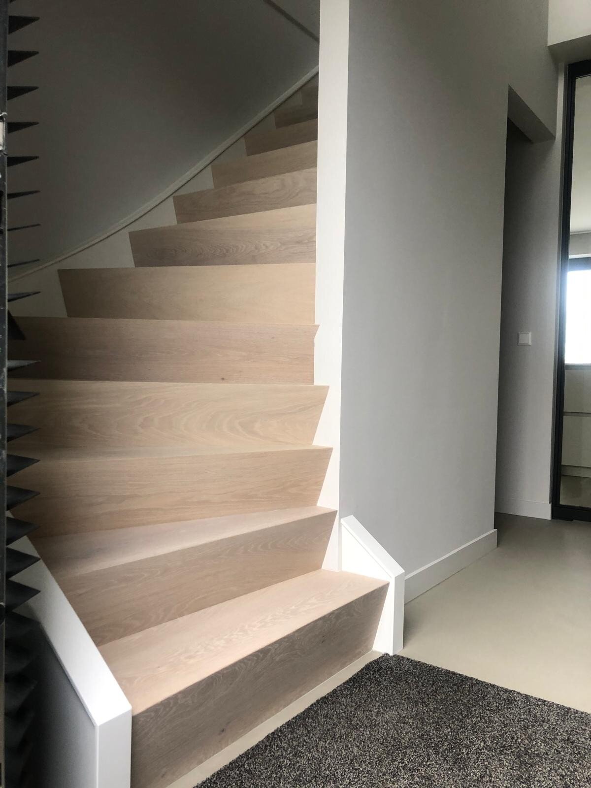 Eiken Z-trap door overzettreden, Z-traprenovatie, bloktrap, eiken overzettreden, traprenovatie, modern, nieuwbouw.jpg