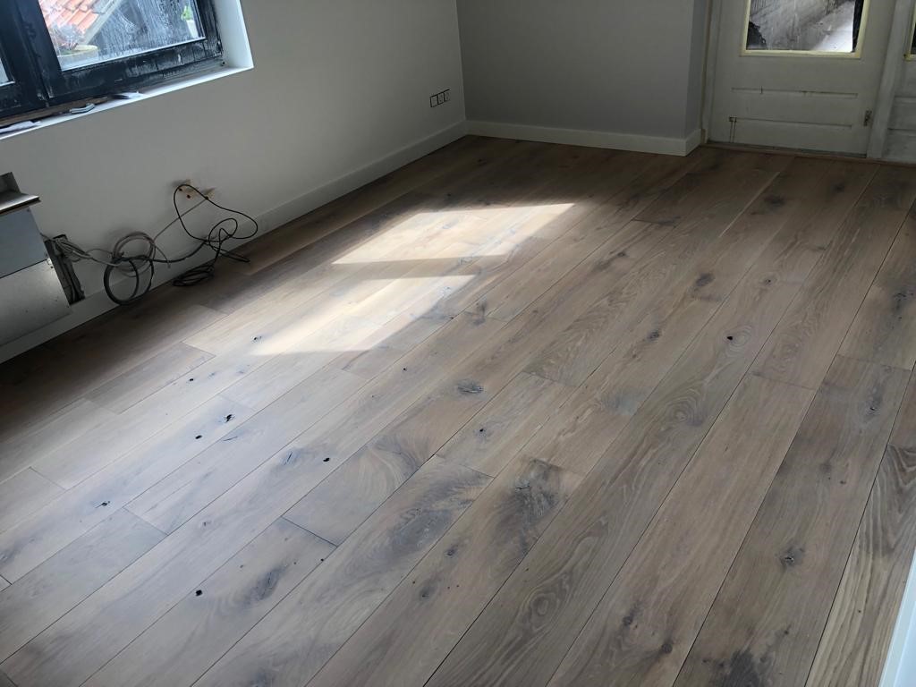 Massief eiken vloer schuren en oliën vlekken en slijtage.jpg