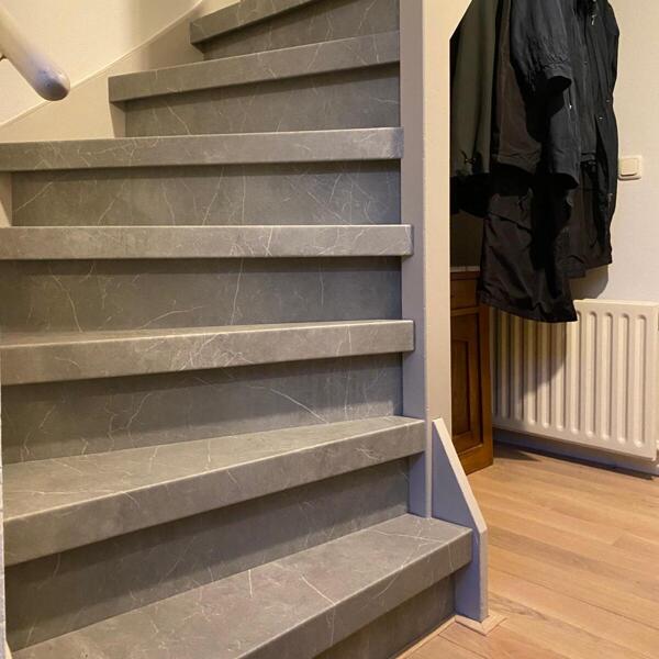 Marmerlook traprenovatie met houten vloer in Zaltbommel, Den Bosch, 's-Hertogenbosch.JPG