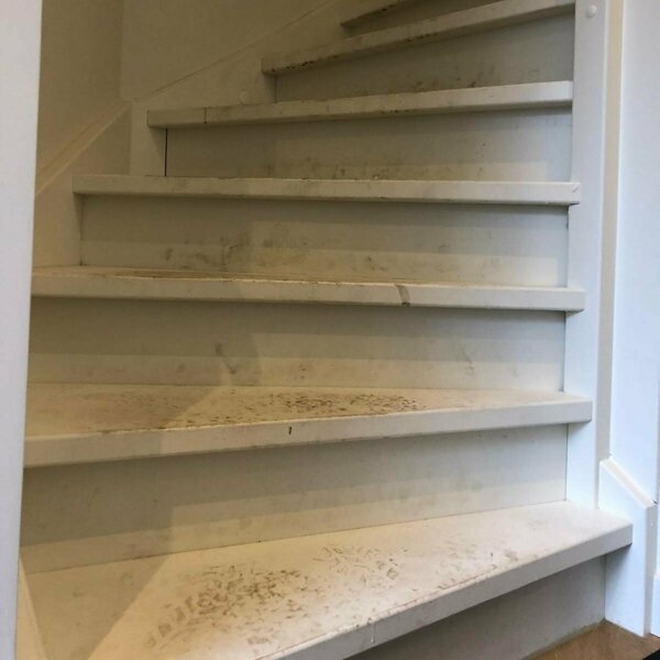 HPL houtlook overzettreden traprenovatie met zwarte stootborden en zijwangen EIndhoven.jpg