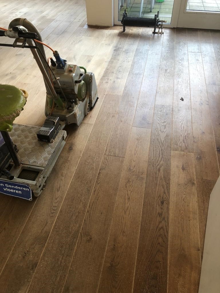 Eiken vloer met vlekken en slijtagesporen schuren en oliën.jpg