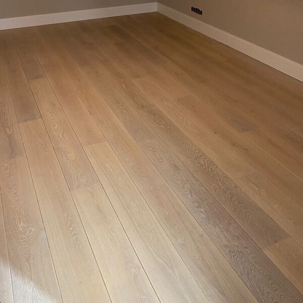 Eiken vloer met vlekken schuren en olien.jpg