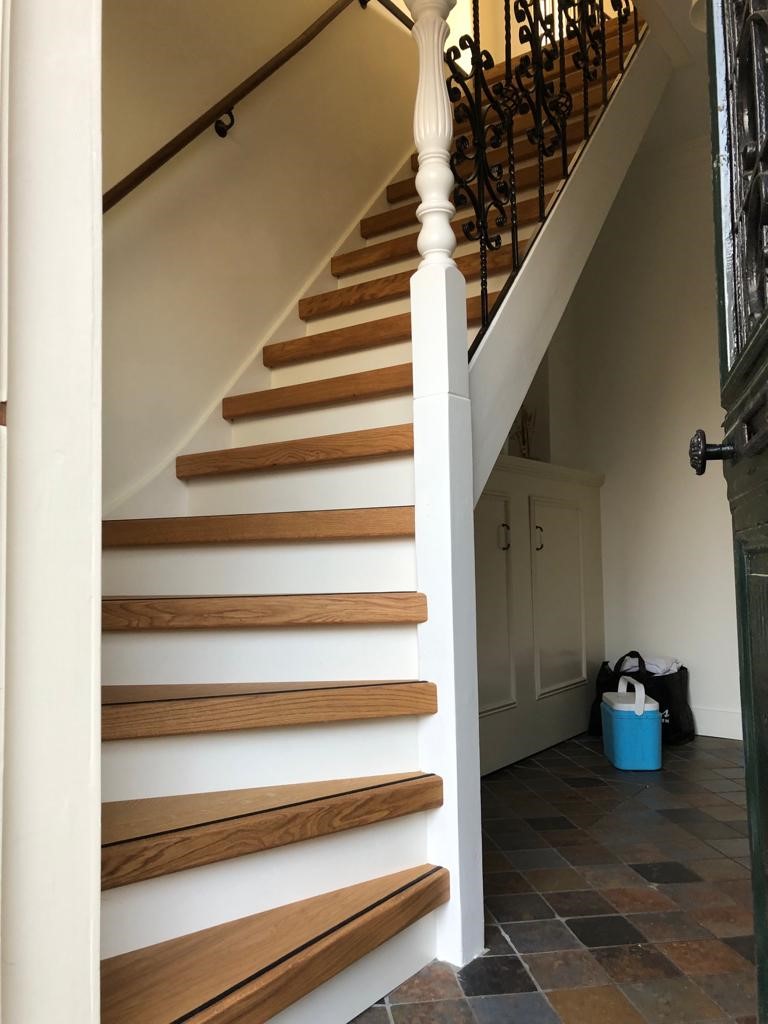 Eiken overzettreden met HPL witte stootborden.jpg