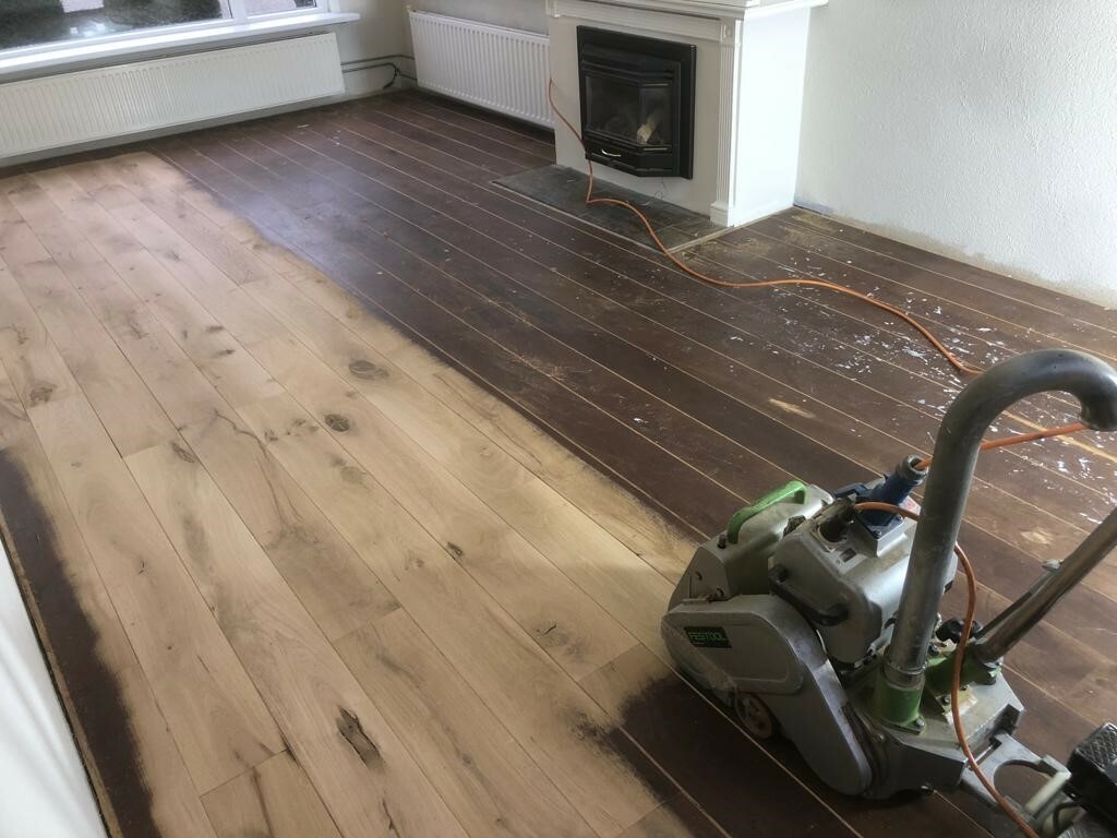 Donker eiken vloer schuren en lichter oliën in Geldermalsen.jpg