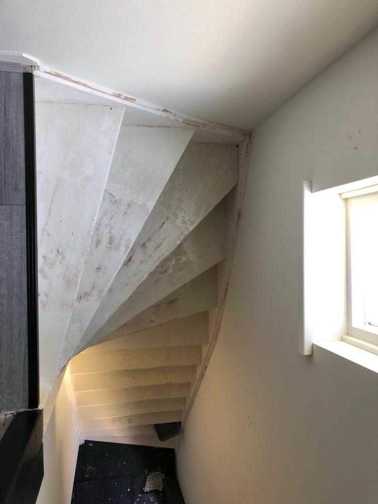 Eiken traprenovatie zwarte trap houtnerf led en leuning wijk en aalburg.jpg