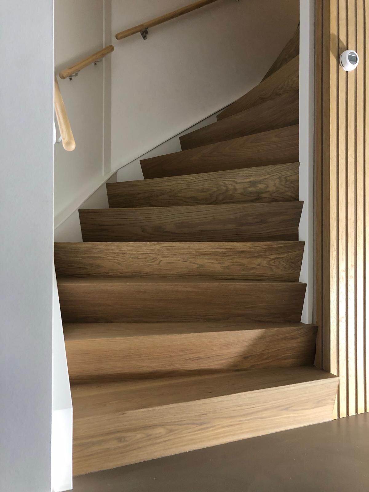 Eikenhouten Z-traprenovatie, Z-trap, bloktrap, wandpaneel, houten leuning, nieuwbouw trap, 's-Hertogenbosch, Den Bosch, Rosmalen.jpg