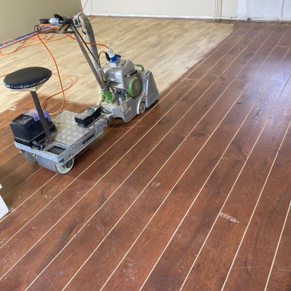 Oubollige donker eiken vloer schuren en in warme kleur olie opnieuw behandelen Kerkdriel Zaltbommel Den Bosch Veldhoven.jpg