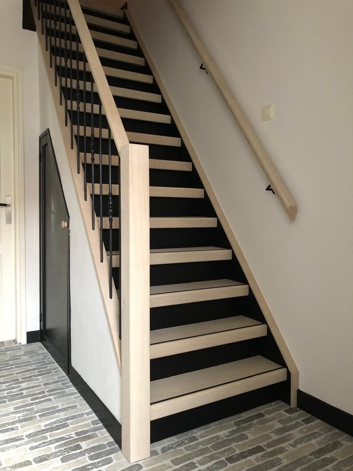 Eiken traprenovatie landelijke stijl met nieuwe balustrade met smeedijzeren spijlen whitewash met zwart.jpg