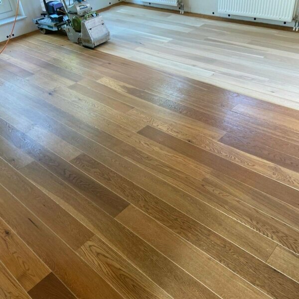 verkleurde eiken vloer schuren en behandelen met whitewash, witte olie Culemborg.jpg