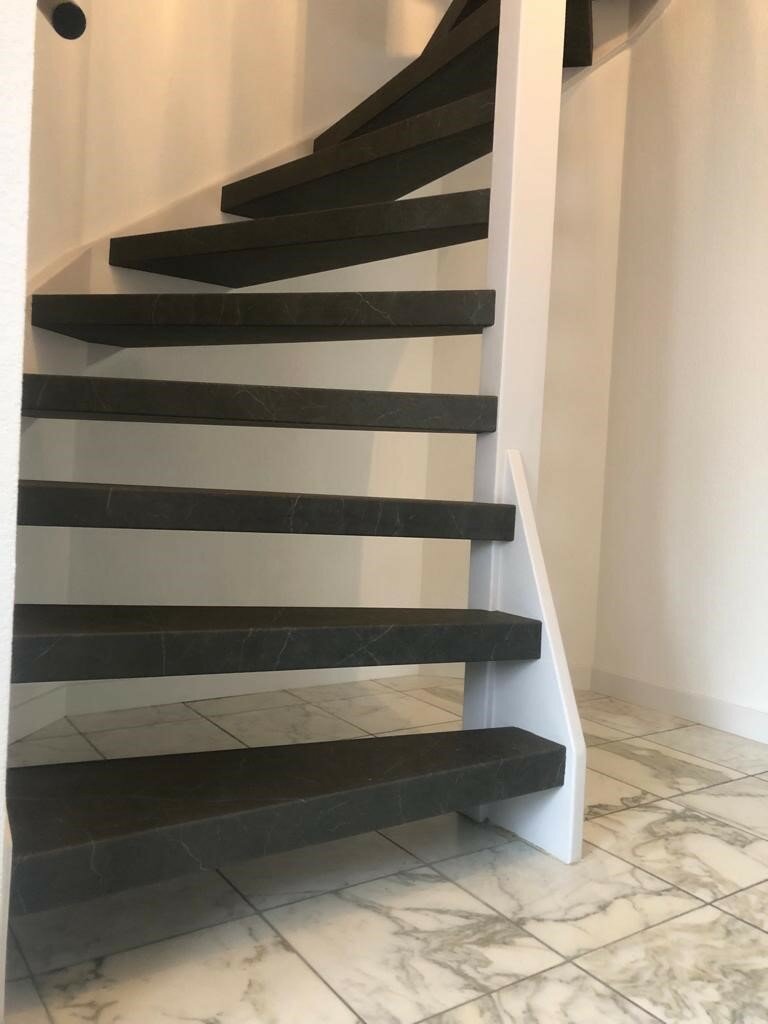 Marmer trap antraciet donkergrijs marmervloer overzettreden open trap.jpg