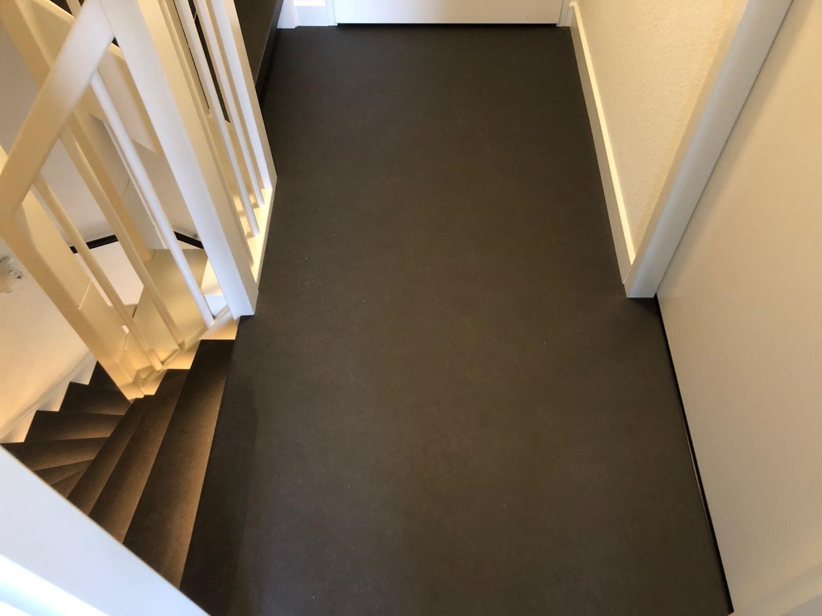 Vinyl overloop bij traprenovatie lederlook.jpg