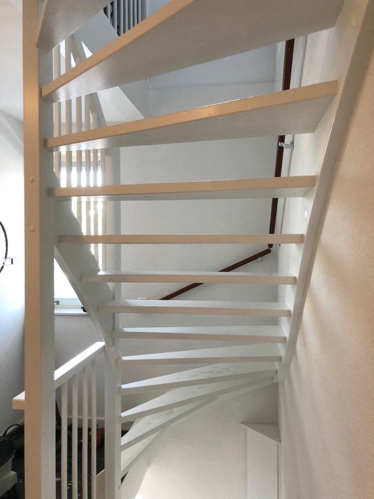 Open trap bekleden met betonlook donkergrijs antraciet beton van vinyl.jpg