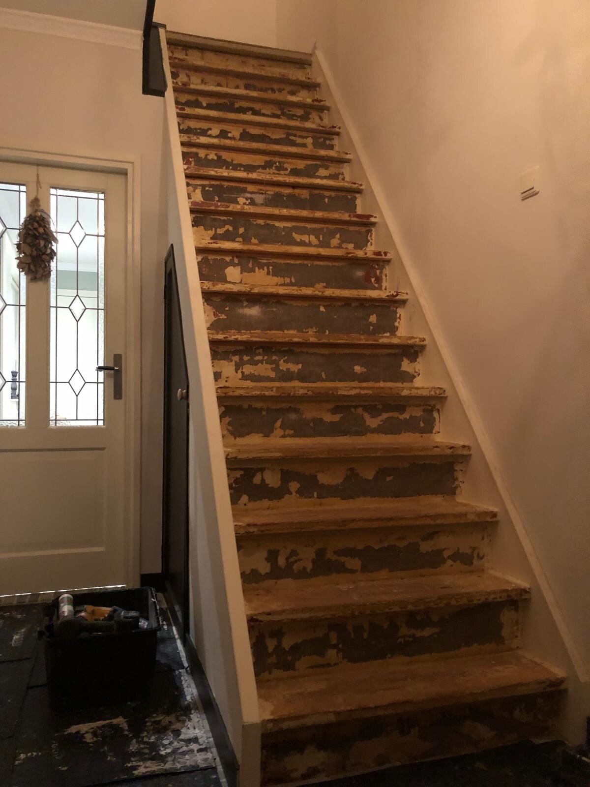 Landelijke traprenovatie met nieuwe leuningen balustrade traphek zwart met whitewash smeedijzeren zwarte spijlen.jpg