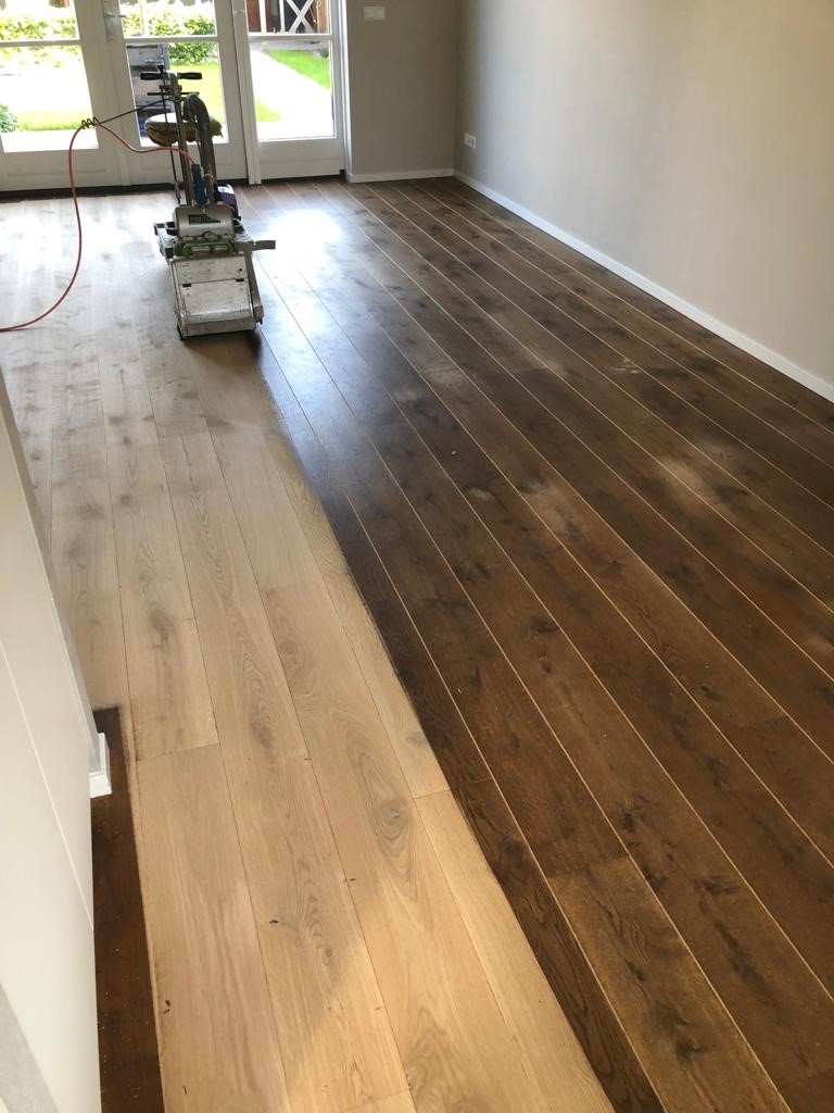 Donker eiken vloer met slijtagesporen schuren en lichter maken Zaltbommel.jpg