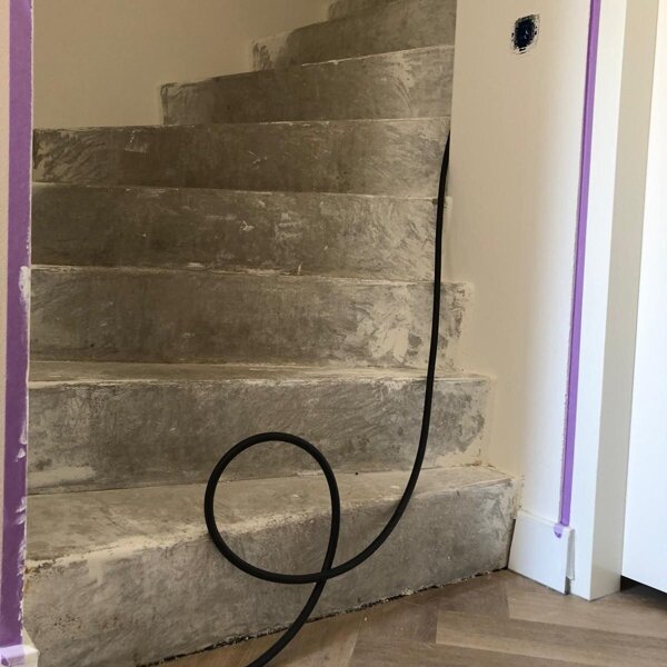 Betonnen z-trap prefab nieuwbouwwoning wordt bekleed met eikenhout.jpg