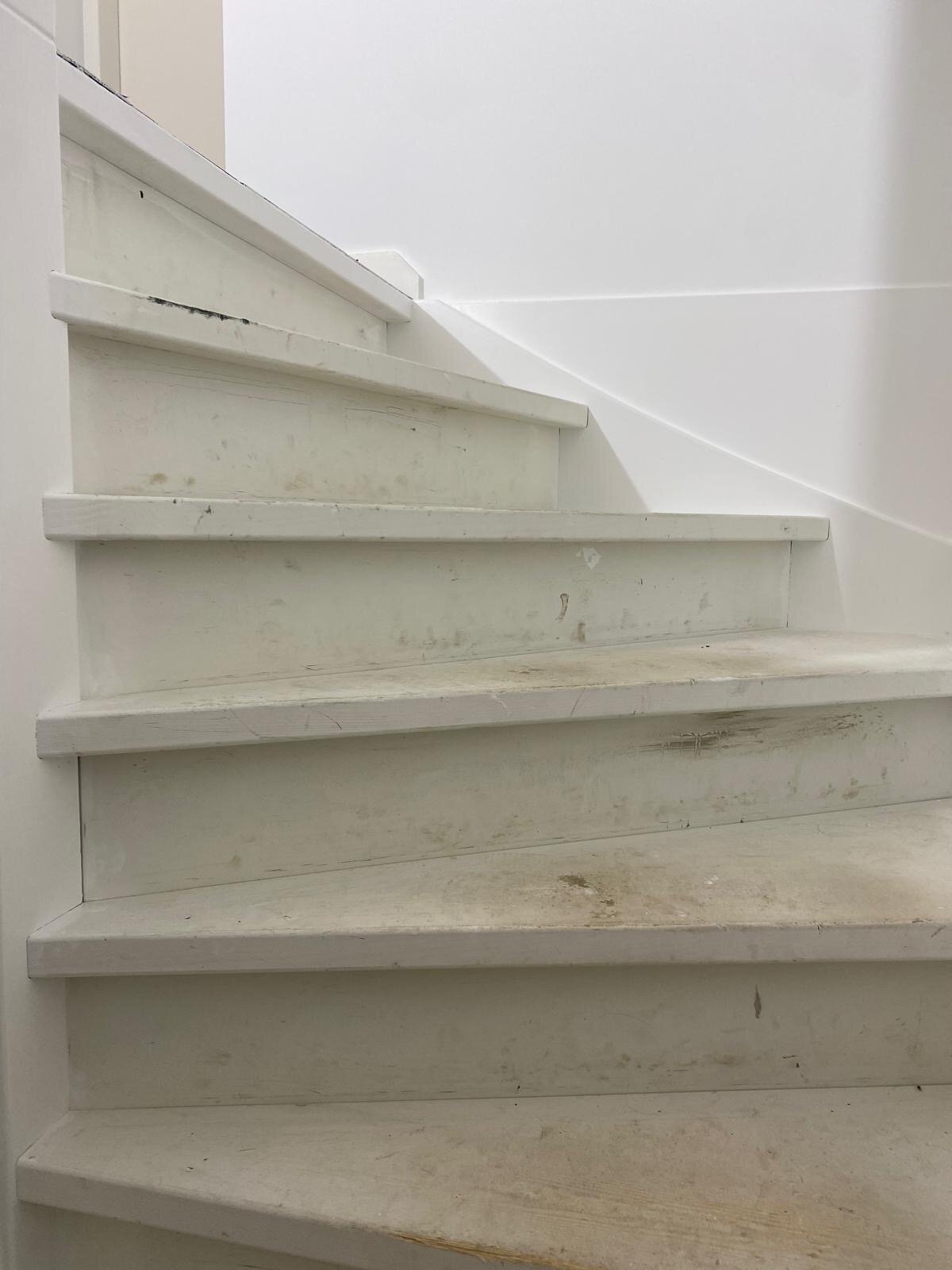 Greige, grijs beige, lederlook traprenovatie met LED-verlichting, erg chique en stijlvol Esch.jpg