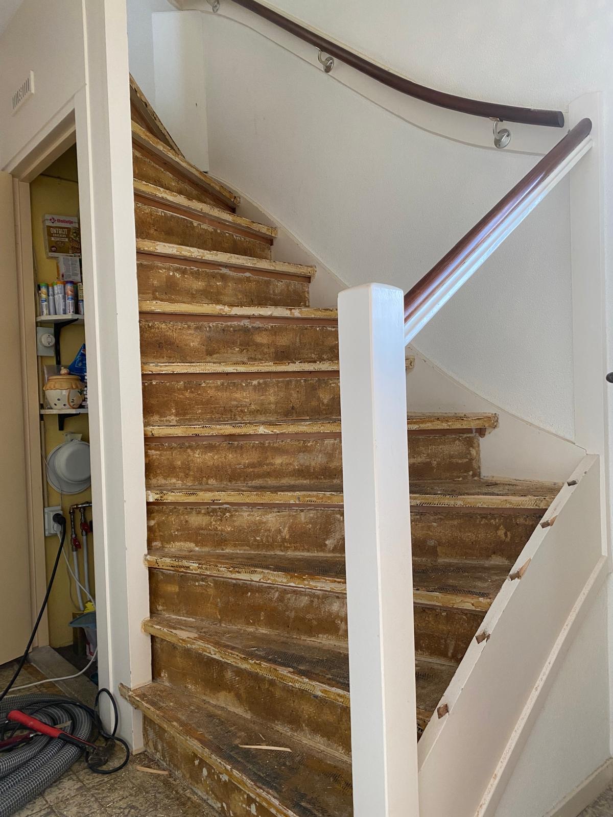 Bronskleurige traprenovatie, lederlook, leerlook, leatherlook, Den Bosch, Zaltbommel.JPG