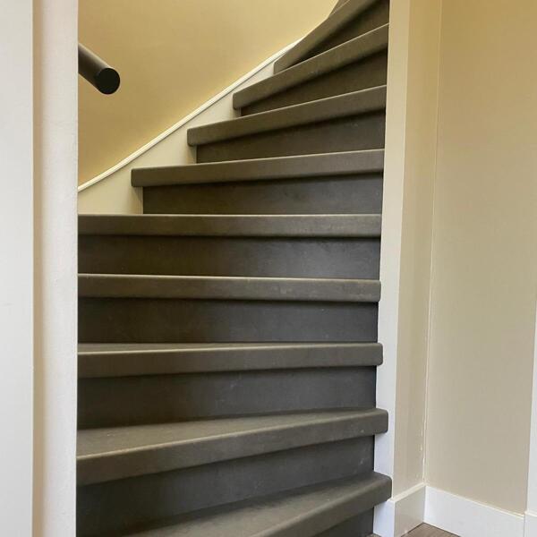 Betonlook traprenovatie, grijs, beige, greige, witte wang, luxury vinyl overzettreden, traprenovatie in Den Bosch Zaltbommel Rosmalen.JPG