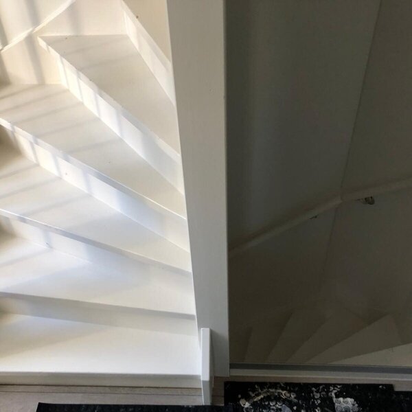 HPL traprenovatie laminaat pvc dichte trap donkerbruin, houtlook, notenhout, met LED Zaltbommel.jpg