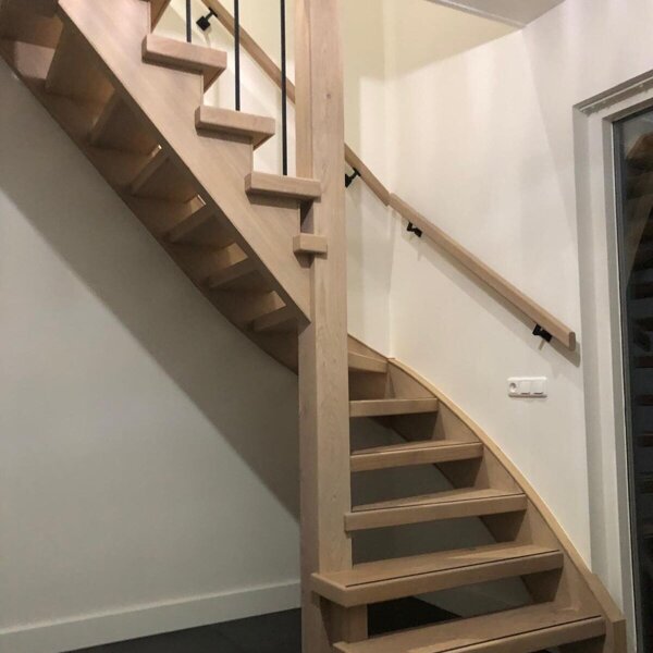 Rode hardhouten trap opknappen moderniseren nieuwe balustrade traprenovatie.jpg