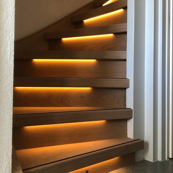 Eikenhouten traprenovatie met zijwangen en LED-verlichting op bewegingssensor in Den Bosch, 's-Hertogenbosch, Rosmalen.jpg