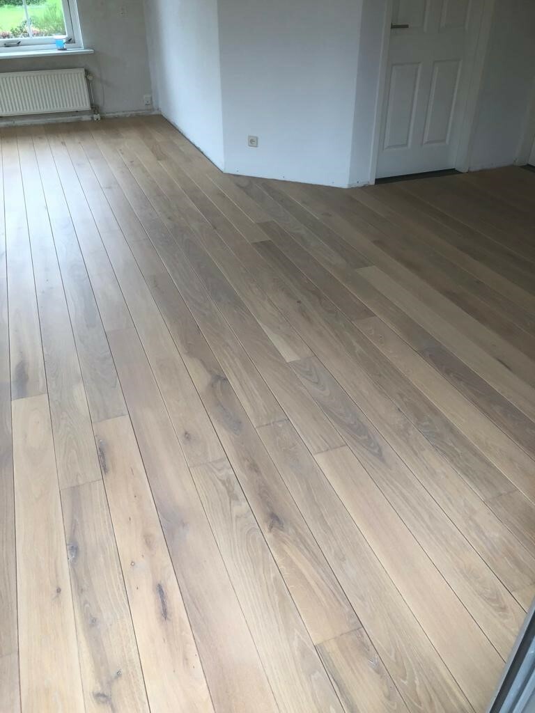 Schuren en oliën van verkleurde houten vloer lichter maken hout parket Zaltbommel Den Bosch bijelggen.jpg