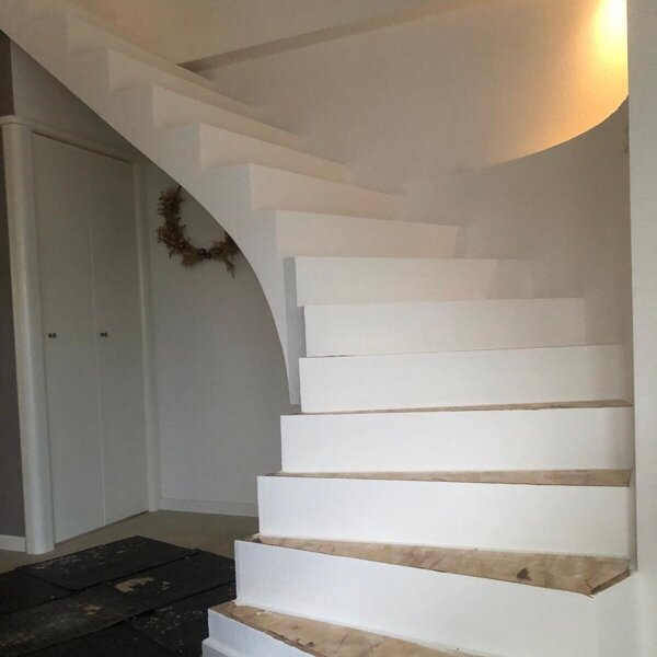 Eikenhouten traprenovatie met eiken balustrade landelijke stijl.jpg