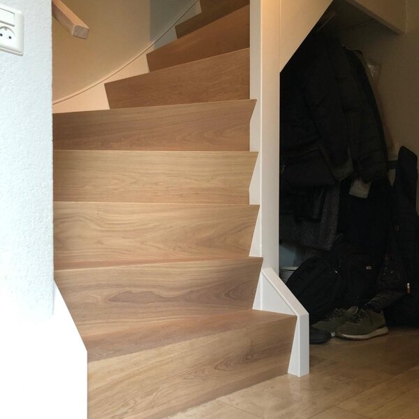 Eiken bloktrap Z-trap door traprenovatie naturel eiken noestvrij.jpg