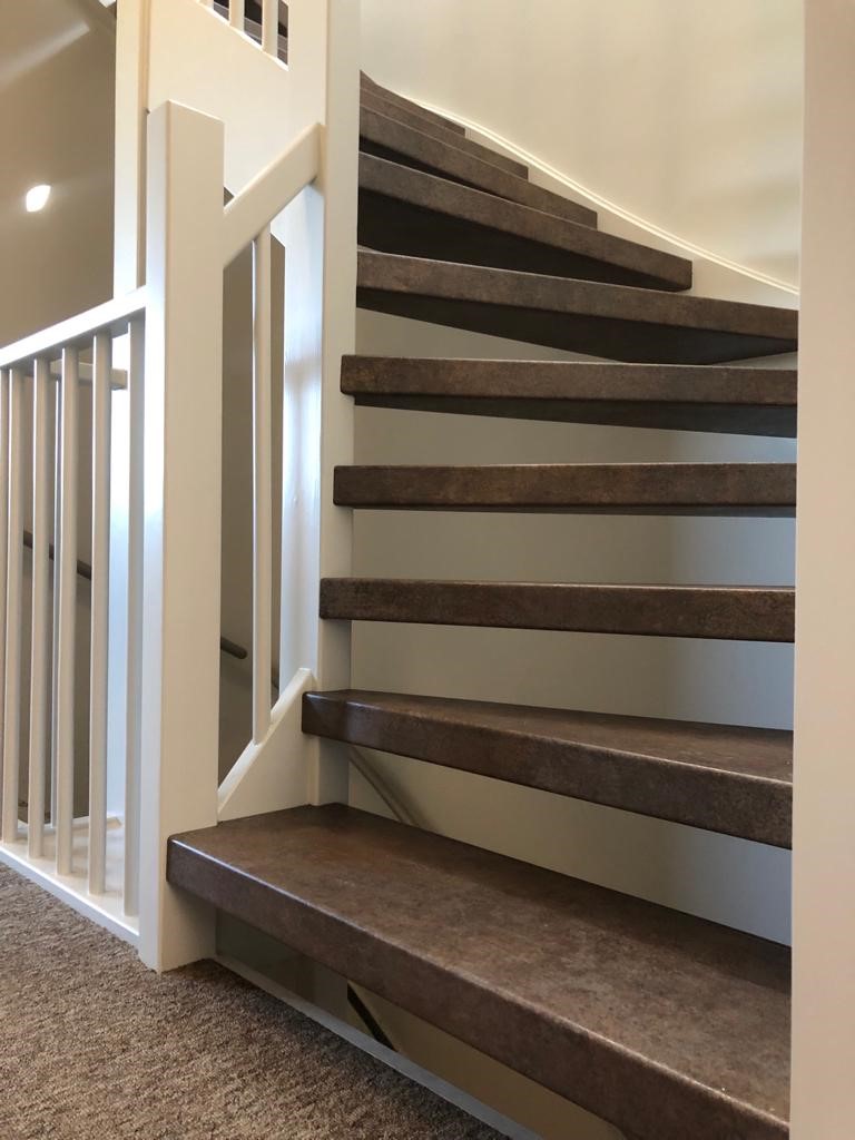 Open trap met HPL bronskleur koper messing traprenovatie Hellouw.jpg