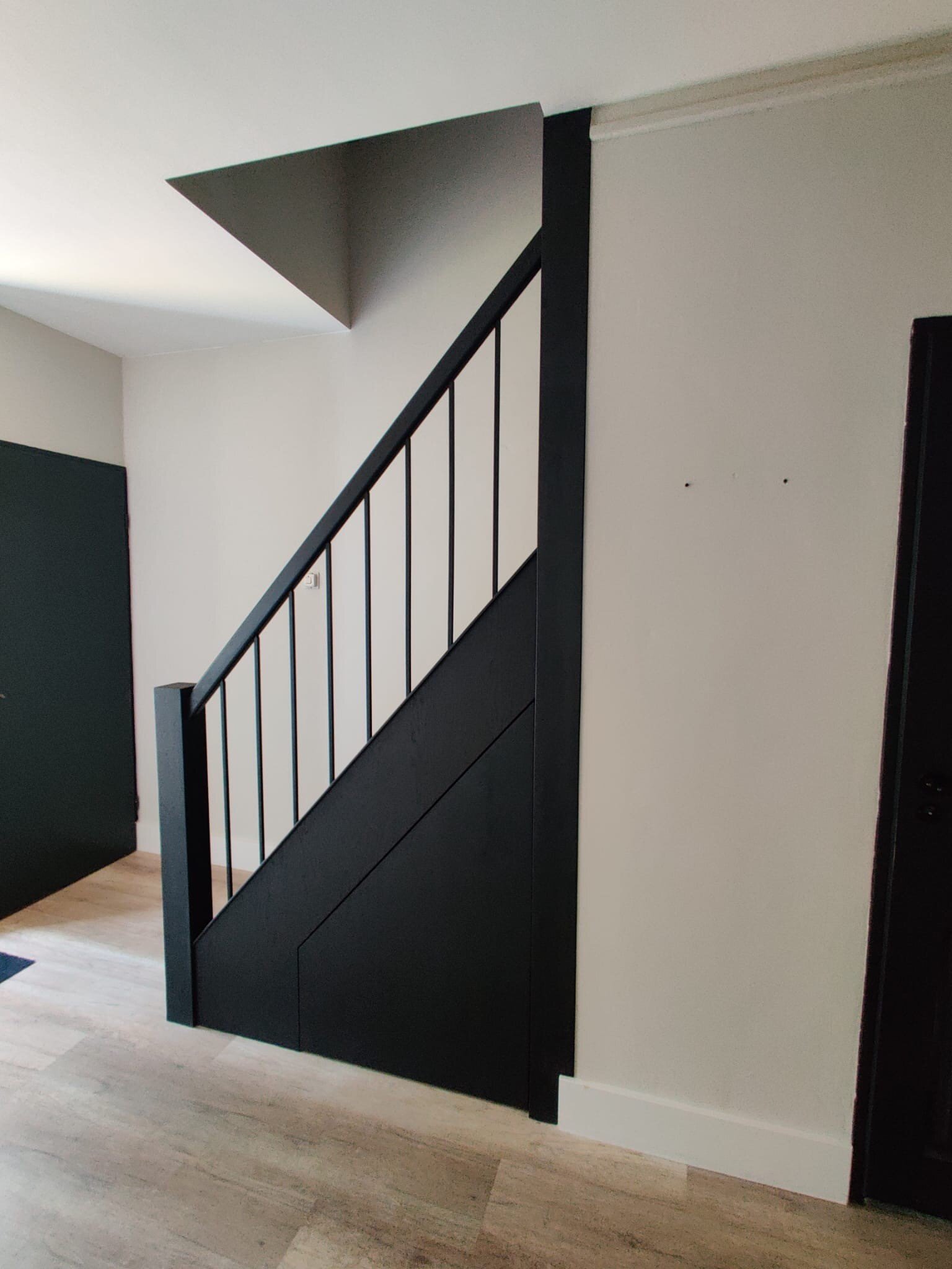 zwart eiken trapkast met nieuwe balustrade zwart eiken trap Zaltbommel traprenovatie Den Bosch.jpg