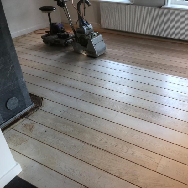 Dekkend wit geschilderde vloer verandert in warm eiken houtkleur Wijk en Aalburg.jpg