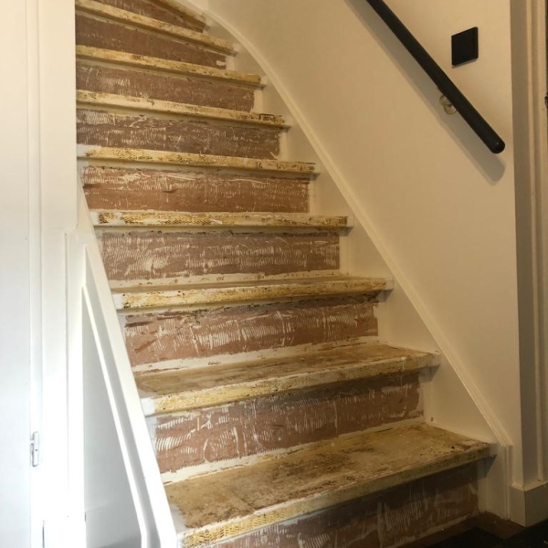 Antracietkleurige traprenovatie lederlook betonlook vinyl overzettreden met LED-verlichting Rosmalen.jpg