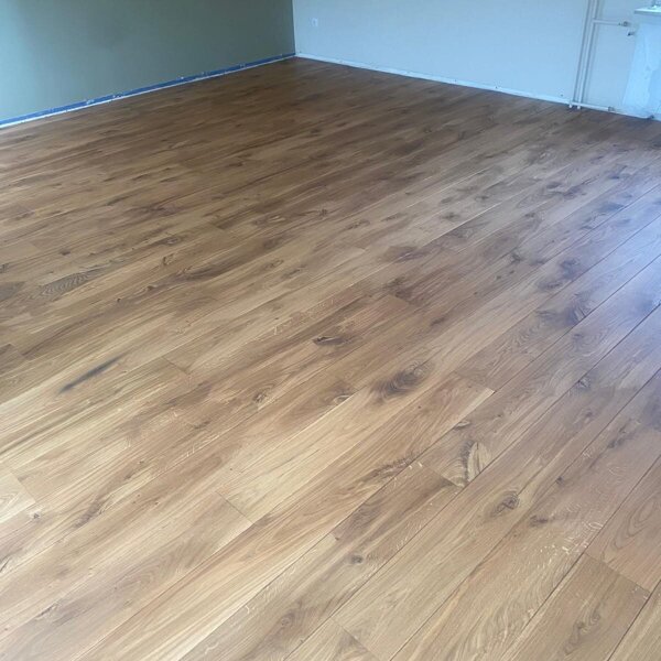 Donkerrode eiken vloer schuren en lichter oliën in Veldhoven Eindhoven Den Bosch.jpg