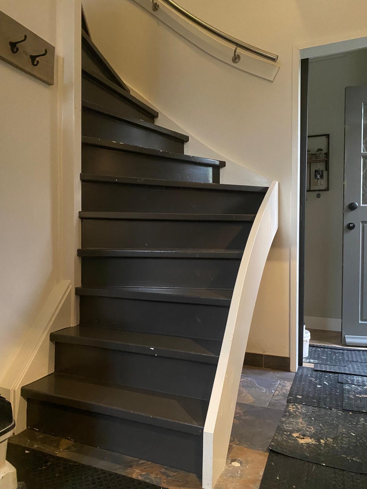 Eiken traprenovatie, volledig eikenhout, met antislip, zwart eiken, donkerbruin eiken, moderne traprenovatie Vlijmen, Drunen, Den Bosch.JPG