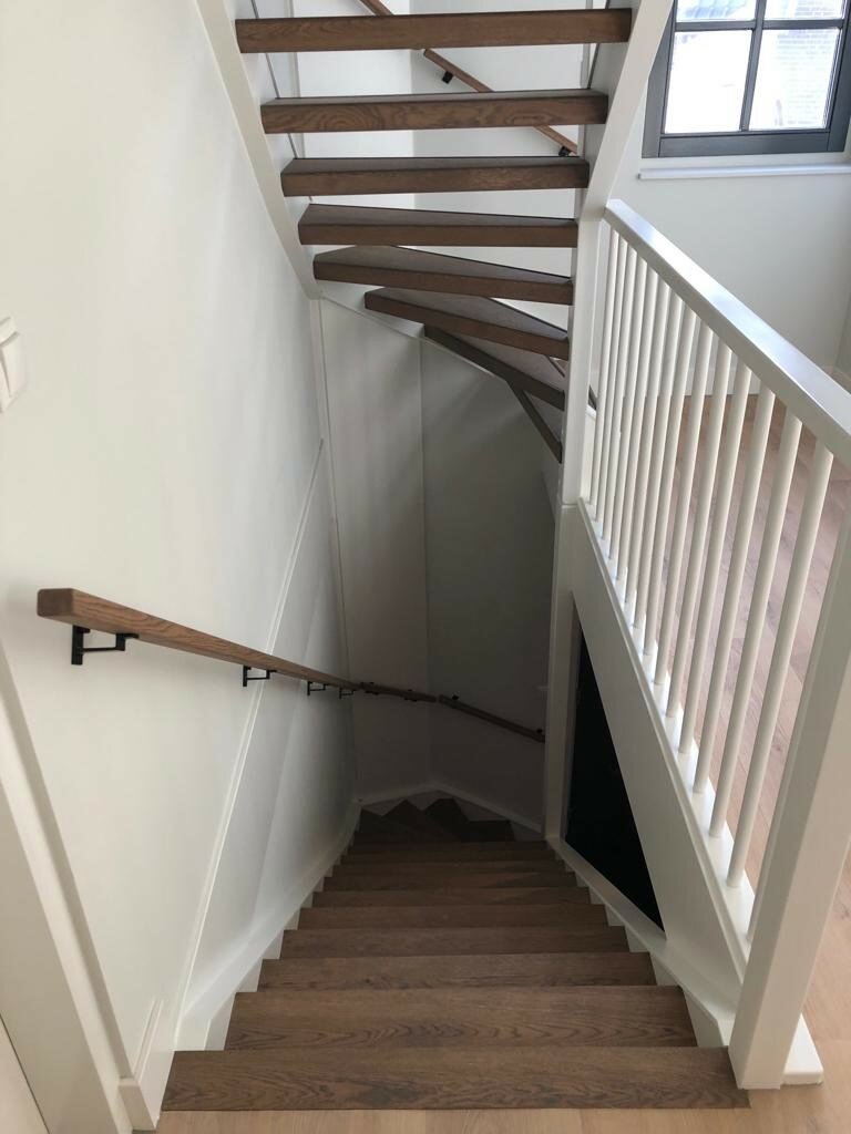 Eiken traprenovatie z trap en open trap.jpg