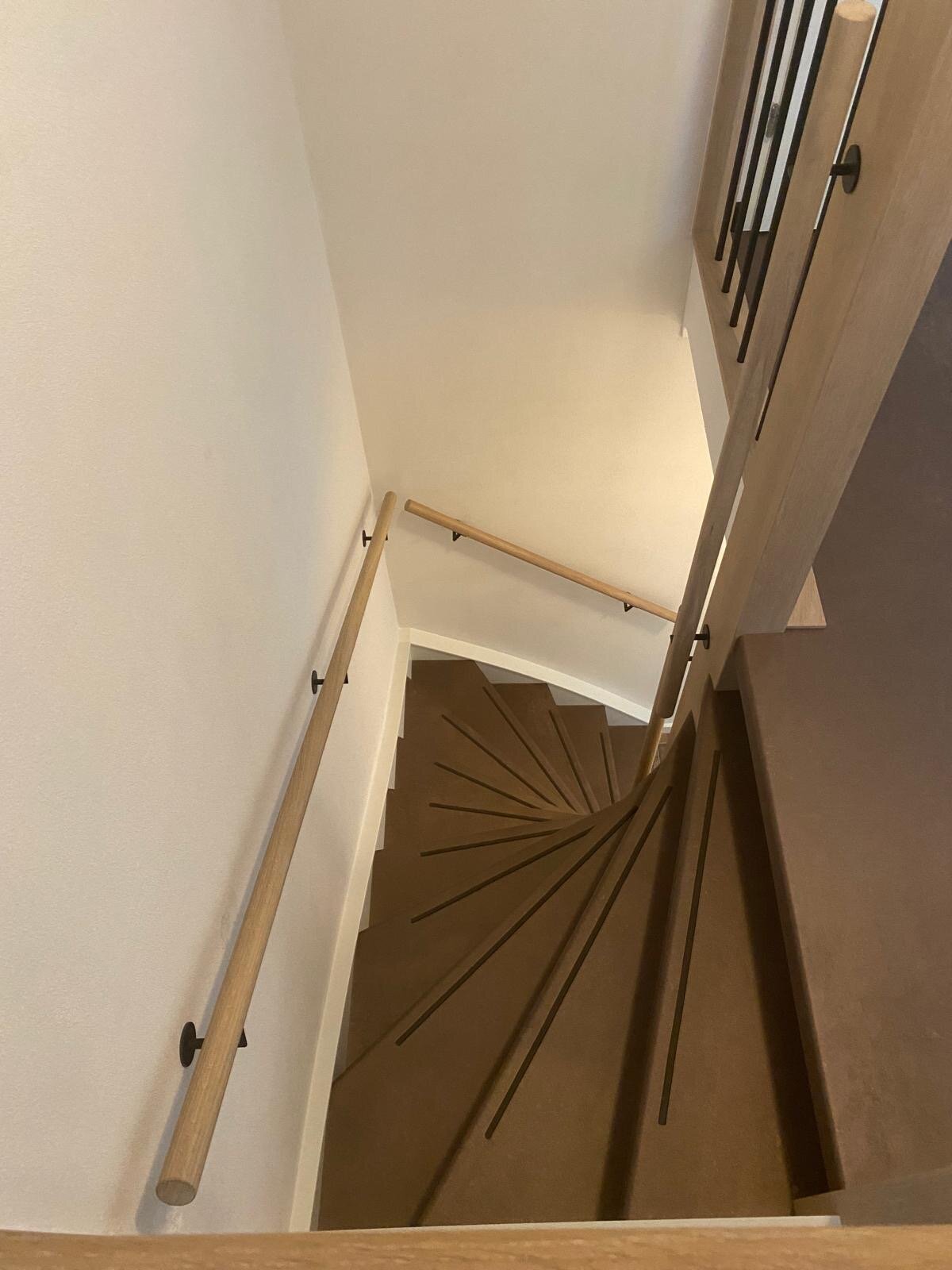 Lederlook traprenovatie in Brabant, lederlook, leerlook, bruin vinyl traprenovatie met eiken balustrade