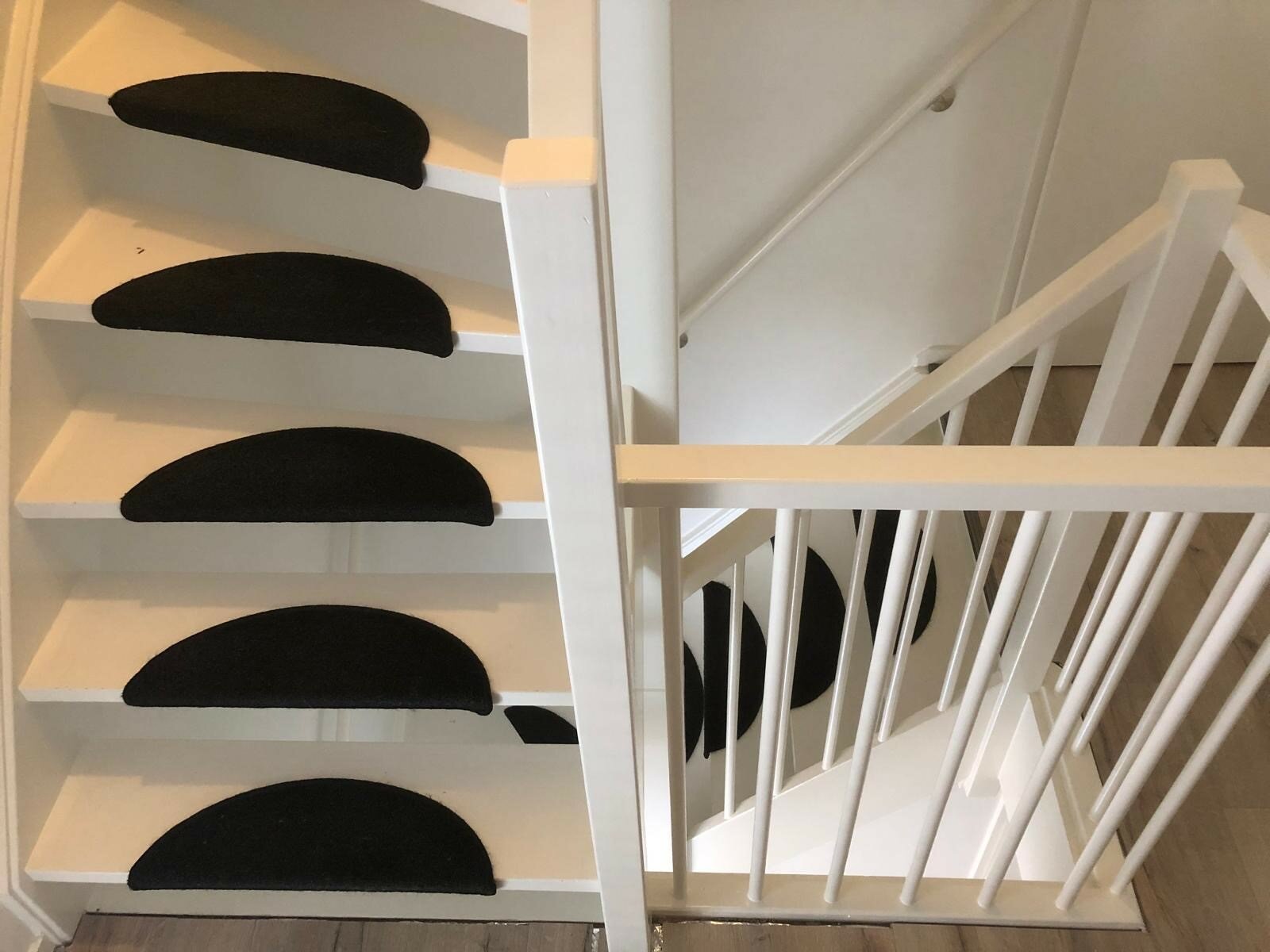 Open en dichte traprenovatie houtlook zwart antraciet Breda.jpg