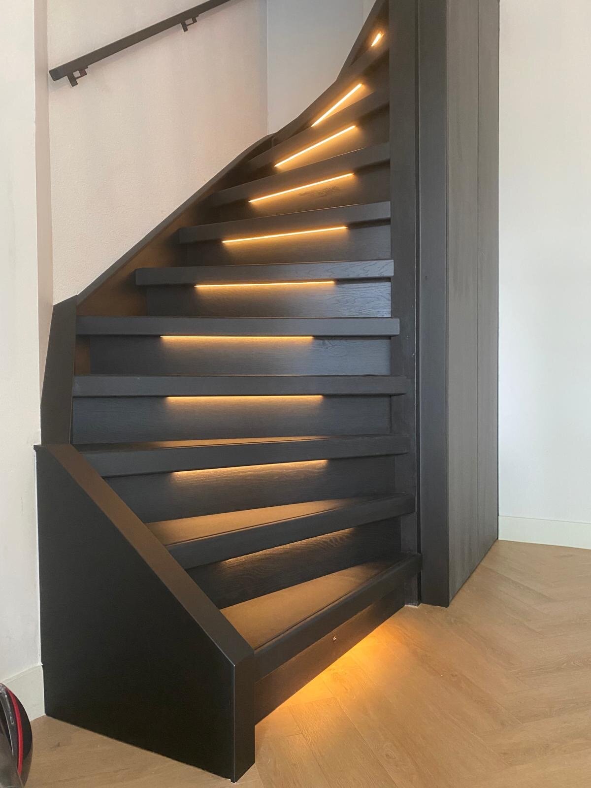 Zwart eiken trap met eikenhouten overzettreden met LED-strips, verlichting, trapkast, traprenovatie Rosmalen, Den Bosch, 's-Hertogenbosch